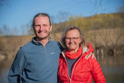 Frank und Kerstin Schuldes zu Hause in Weischlitz.