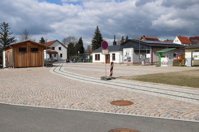 Der Bahnhofsplatz von Naundorf im April 2026.