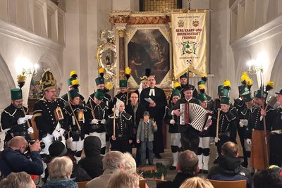 Das Original Jörg Heinicke musizierte in der Bergkirche neben seinem geschnitzten Doppelgänger.
