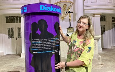 Sandra Krauß hat eine Litfaßsäule in der Thalheimer Kirche aufgebaut, bis 11. Oktober soll sie dort stehen bleiben.