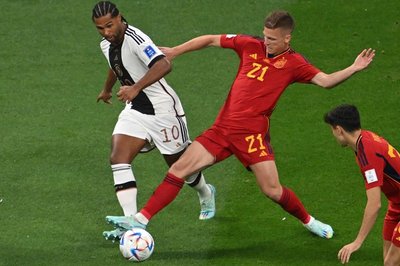 Spaniens Dani Olmo vor Serge Gnabry am Ball.
