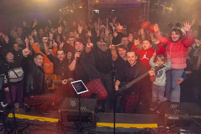 Sebastian Fischer (Mitte) und seine Band Simultan heizten ein mit Partysongs und Zickezacke-Animation. Da wurde auch schnell das Zelt warm, wo anfangs eine Heizung hakte.