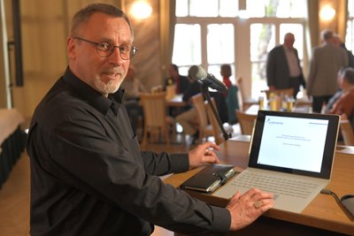 Axel Schneegans - hier bei einem Vortrag im Brauhof Freiberg - ist der Vorstandsvorsitzende der Stadtwerke Freiberg AG.