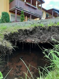 Der Kanaleinbruch unter dem Grundstück an der Straße Am Förstersteig hatte ein etwa fünf Meter tiefes Loch zur Folge. 