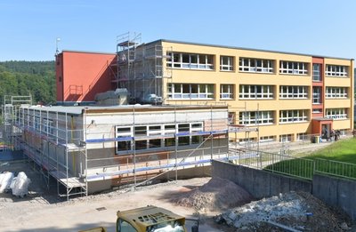 Noch ist der Anbau an der Rechenberger Oberschule nicht fertig. Nach einem Baustopp soll demnächst weitergearbeitet werden. 