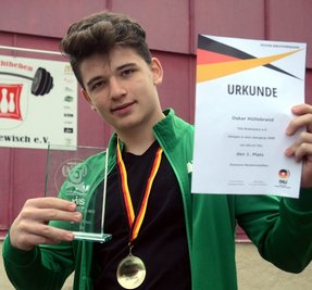 Am 11. Dezember kann Oskar Hüllebrand seinen vierten Titel nach Hause holen. Damit wäre er Sieger des Schülerpokals 2021. 