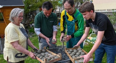 Heidemarie Wagner, Franz Kapser, Thomas Lieber und Robin Treydel (v. l.) haben schon die Knödel geformt, die am 28. Mai ins Wasser kommen sollen.