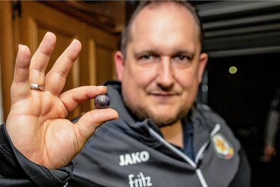 Der Weltmeister: Frederik Ranck zeigt eine "Tolley" genannte Spielmurmel, mit der beim Englischen Ringspiel versucht werden muss, andere Murmeln vom Spielfeld zu schießen. 