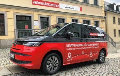 Der Beratungsbus vor der Verbraucherberatungsstelle in Auerbach. Deren Mitarbeiterinnen sind damit in der Region unterwegs. 