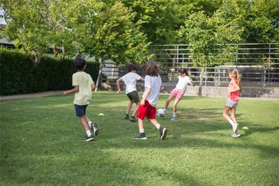 Je nach Wetter können sich die Kinder am Sportsonntag draußen oder drinnen sportlich betätigen.