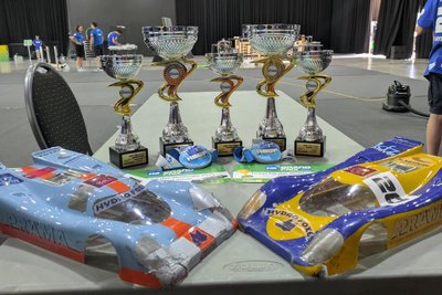 Insgesamt fünf Pokal haben die jungen Erzgebirger mit ihren kleinen Flitzern gewonnen.