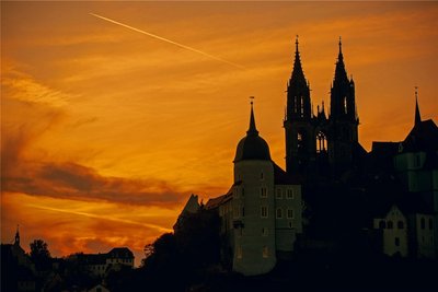 Die untergehende Sonne färbt den Himmel hinter dem Dom zu Meißen orangerot ein. In der Stadt haben sich nun Betroffene sexuellen Missbrauchs innerhalb der Evangelisch-lutherischen Landeskirche Sachsens sowie der Diakonie getroffen. Ein erster Schritt zur Aufarbeitung des Themas vor Ort in Sachsen.