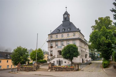 Am Rathaus Lugau kündet ein Transparent vom Doppeljubiläum.