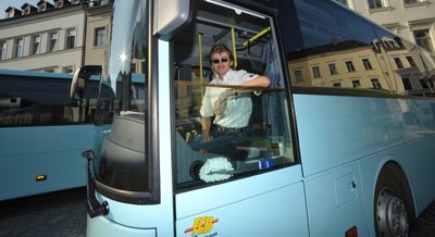 Der Oelsnitzer Mario Fritzsch fährt für den Plauener Omnibusbetrieb einen der neuen Mercedes-Busse. Am Dienstagwurden die Modelle mit 49 Sitzplätzen auf dem Oelsnitzer Marktplatz vorgestellt. Alle sind klimatisiert und mit einem Lift für Rollstuhlfahrer ausgestattet.