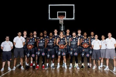 Kommen noch nicht zum Zug: die Niners Chemnitz der Saison 2020/2021 (von links) - Physiotherapeut Vitalij Sandler, Athletiktrainer Tommaso Rizzacasa, Luis Figge, Shannon Bogues, Leon Hoppe, Marcus Thornton, Isiaha Mike, Virgil Matthews, Jonas Richter, Malte Ziegenhagen, Filip Stanic, Dominique Johnson, Niklas Wimberg, Terrell Harris, Assistenztrainer Daniel Sokolovsky, Teambetreuer Luthfi Rachmat, Cheftrainer Rodrigo Pastore.