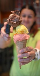 Beliebtes Trio - serviert von Isabel Helbig im Chemnitzer Eiscafé Cortina. 