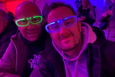 Sven und Nils wollten zur Party in Rodewisch der Hingucker sein. Die Neonbrillen wechselten am Abend noch einige Male den Träger.