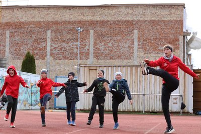 Training hinter der Baustelle in Eckersbach: Die jungen Leichtathleten des SV Vorwärts Zwickau lassen sich von den widrigen Umständen die Laune nicht verderben.