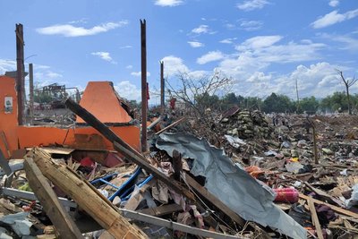 Anwohnern zufolge wurden bei der Explosion auch zahlreiche Wohnhäuser in der Umgebung beschädigt. 
