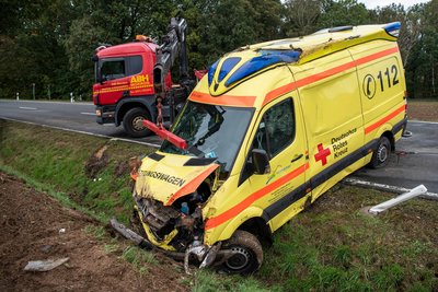 Ein Rettungswagen des DRK ist am Samstagnachmittag auf der B175 bei Rochlitz verunglückt.