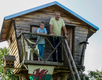 Heiko Schubert hat vor vier Jahren ein Baumhaus auf seinem Grundstück in Wildbach erbaut. Zunächst nutzte es eine seiner Töchter, heute Enkel Jackson (mit auf dem Bild). 