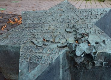Im Hof der Technischen Universität an der Straße der Nationen erinnert ein Gedenkstein an die Deportation Chemnitzer Juden 1942-1945.