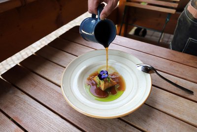 Zu der Komposition aus Wan Tan und Consommé gehört außerdem noch Schnittlauchöl.