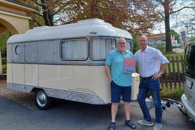 Ein echter Dresdner Nagetusch-Wohnwagen in Reichenbach - Buch-Herausgeber Frank Hartwig (links) auf Besuch bei Verleger Christian Suhr.