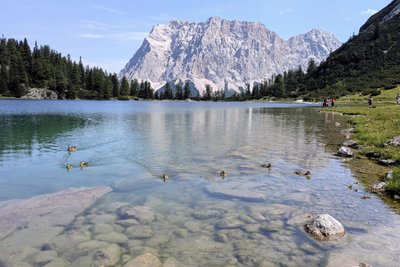 Alpenkulisse wie aus dem Bilderbuch: Der Seebensee und das Wettersteinmassiv mit der (von hier unsichtbaren) Zugspitze.