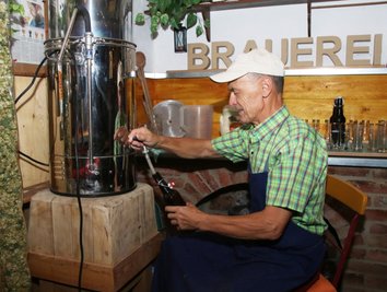 Etwa 40 Flaschen Bier kann Johannes Meichsner pro Braudurchgang abfüllen. 