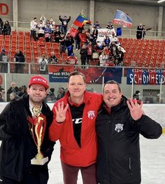 Sie zeigen es mit den Händen an: Der 4. Pott ist sicher. Schönheides Mannschaftsleiter Oliver Granert, Trainer Sven Schröder und Vereinssprecher Markus Gläß (v. l.) jubeln - wie die mitgereisten Fans auf der Tribüne.