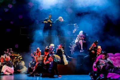 Kresimir Dujmic, Vera Semieniuk und Andre Gass sowie der Chor in der neuen "Fledermaus"-Inszenierung des Theaters Plauen-Zwickau.