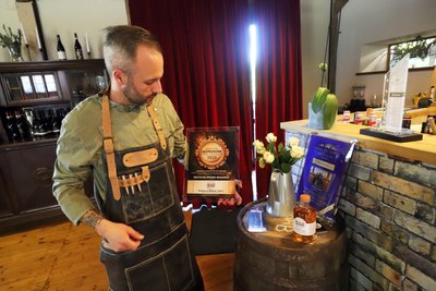 Sören Hermann mit den Urkunden: Zum zweiten Mal ist das Restaurant „Gleis 3“ in Halsbrücke zum Lokal des Jahres gekürt geworden.