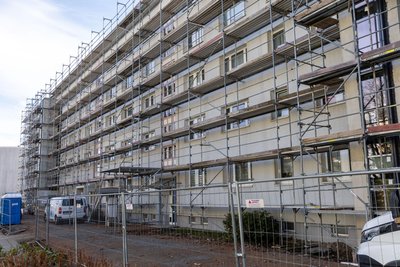 Der Wohnblock Mendelejewstraße 38-48 war 2024 umgebaut und modernisiert worden.