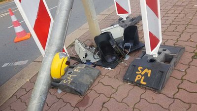  Dabei wurde die Ampel stark beschädigt. 