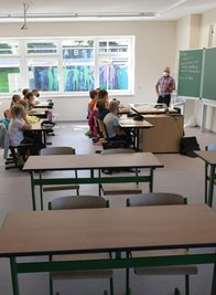 Blick in die neuen Klassenräume. Noch fehlt die Falttrennwand.