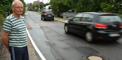 Christian Geyer wohnt seit fast 60 Jahren an der Hauptstraße in Taura. Früher konnte er dort mit seinen Kindern unbeschwert Federball spielen. Jetzt fahren dort viele Autos und Lkw entlang. Der 79-Jährige wünscht sich seit Jahren die Instandsetzung der Ortsdurchfahrt. 