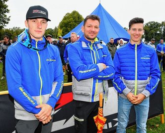 Lucas Fischeder, Teamchef Marcus Kehr und Jeremy Sydow (von links) fiebern dem Saisonstart in der Deutschen Enduromeisterschaft entgegen. Das Ziel: der vierte Titel in Serie für das Sherco-Team. 