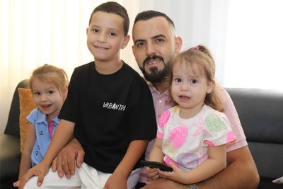 Erina zusammen mit Papa Besir, Bruder Endrit und Schwester Nazmije (v.r.). Nach einer schweren Zeit geht es der Zweijährigen jetzt besser. Auch wenn sie auf diesem Foto gerade ein bisschen weint.