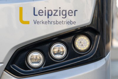 Zunächst fragte der junge Mann den Fahrer nach einer Zigarette. Dann zückte er ein Beil.
