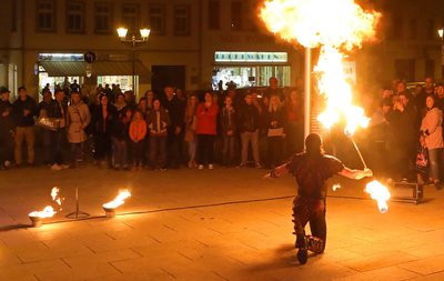 Puh, heiß! Feuershow zum Abschluss der Einkaufsaktion in Glauchau.