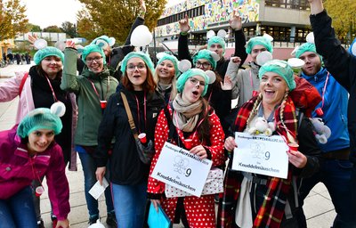 Mit OP-Hauben und weiteren Accessoires ausgerüstet haben die Teams, wie hier die Knuddelmäuschen, Freibergs Kneipen erkundet