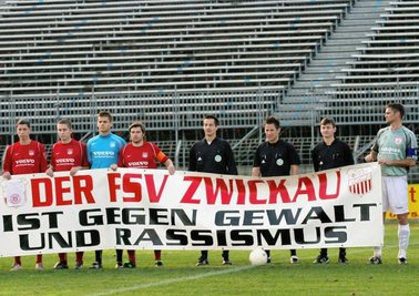 Der FSV Zwickau engagiert sich nicht erst seit jüngster Vergangenheit im Kampf gegen Rassismus. Das Foto entstand im November 2006 vorm Heimspiel der NOFV-Oberliga Süd gegen den Halleschen FC (0:0) im Westsachsenstadion.