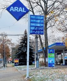An dieser Tankstelle an der Annaberger Straße soll ein Mann versucht haben, Feuer zu legen. 