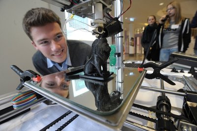 Marco Illgen vom Städtischen Gymnasium Mittweida mit seinem 3D-Drucker. Drei Stunden hat die Herstellung dieses Löwen gedauert.
