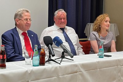 Hans-Georg Maaßen, Bundesvorsitzender der Partei Werteunion (links), reiste zum Wahlkampfauftakt für den sächsischen Landesvorsitzenden seiner Partei, Heiko Petzoldt (Mitte), in Chemnitz an. Werteunion-Sprecherin Ulrike Stockmann (rechts) moderierte.
