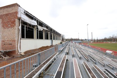 Die Zuschauertribünen sind verwaist. Und die Halle dahinter bietet derzeit keinen schönen Anblick.