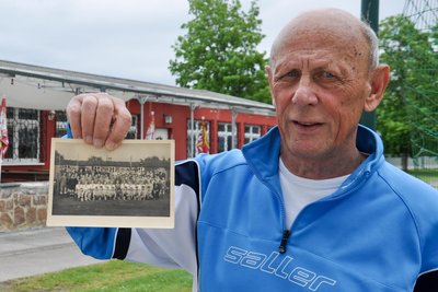 Frank Leichsenring hat sich Anfang der 1970er-Jahre mit den Hartmannsdorfer Fußballern am Aufbau des Sportlerheims beteiligt. Heute befindet sich im Haus eine Gaststätte.