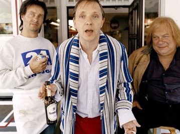 Die Akteure in "Dittsche - Das wirklich wahre Leben": Olli Dittrich als Dittsche (Mitte) neben Jon Flemming Olsen als Imbisswirt Ingo (links) und Franz Jarnach als "Schildkröte".