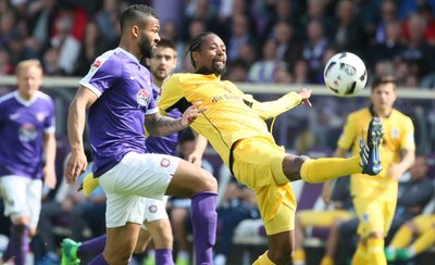 Cebio Soukou (links), der das 2:0 für die Auer erzielte, versucht, Münchens Abdoulaye Ba Ball abzujagen.